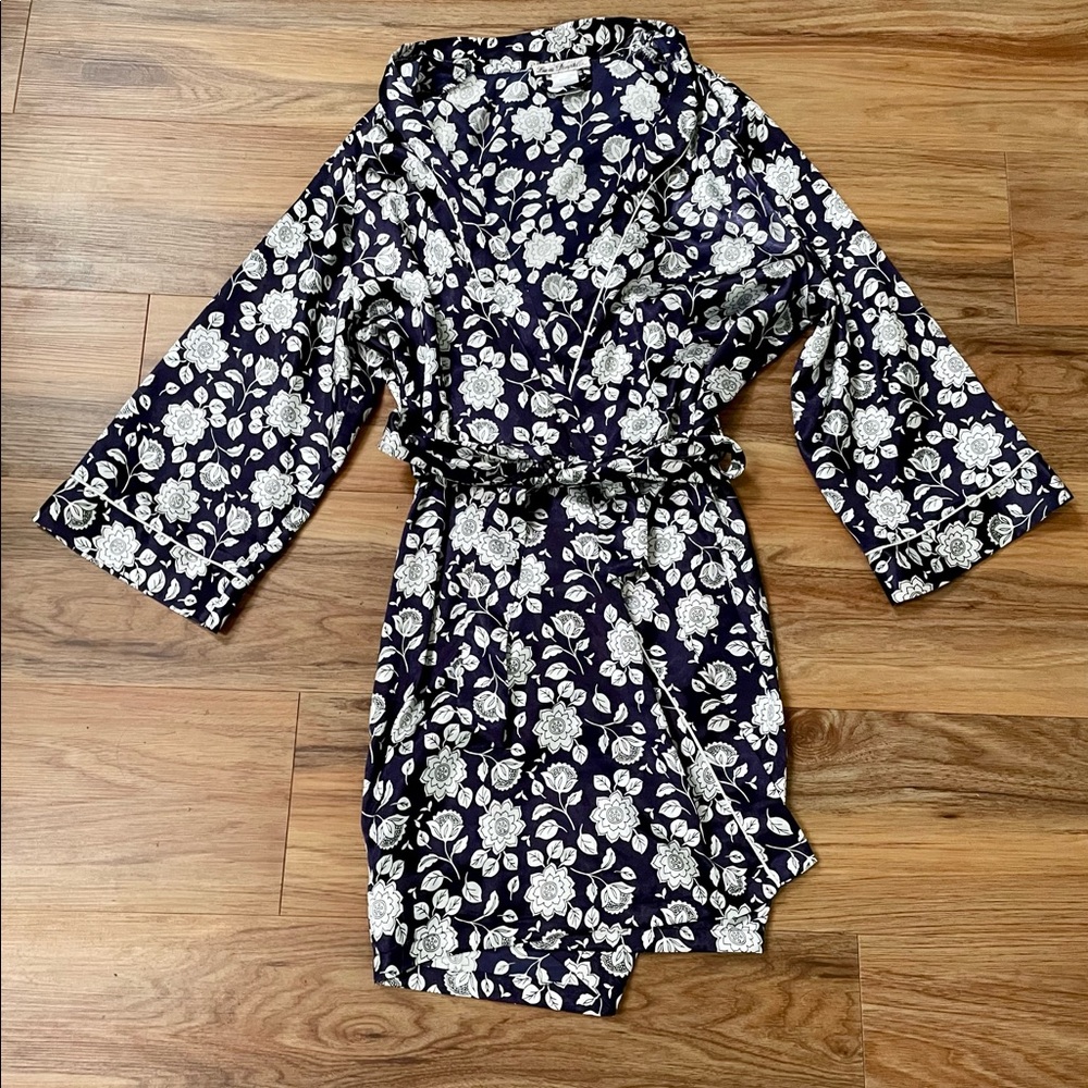 Linea Donatella Silky Soft Navy Blue Floral Robe - like new!!! 🌷 Size Small